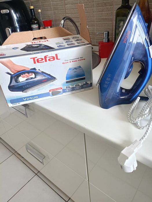 Vând fier de călcat Tefal Virtuo talpa ceramica produs de calitate.
