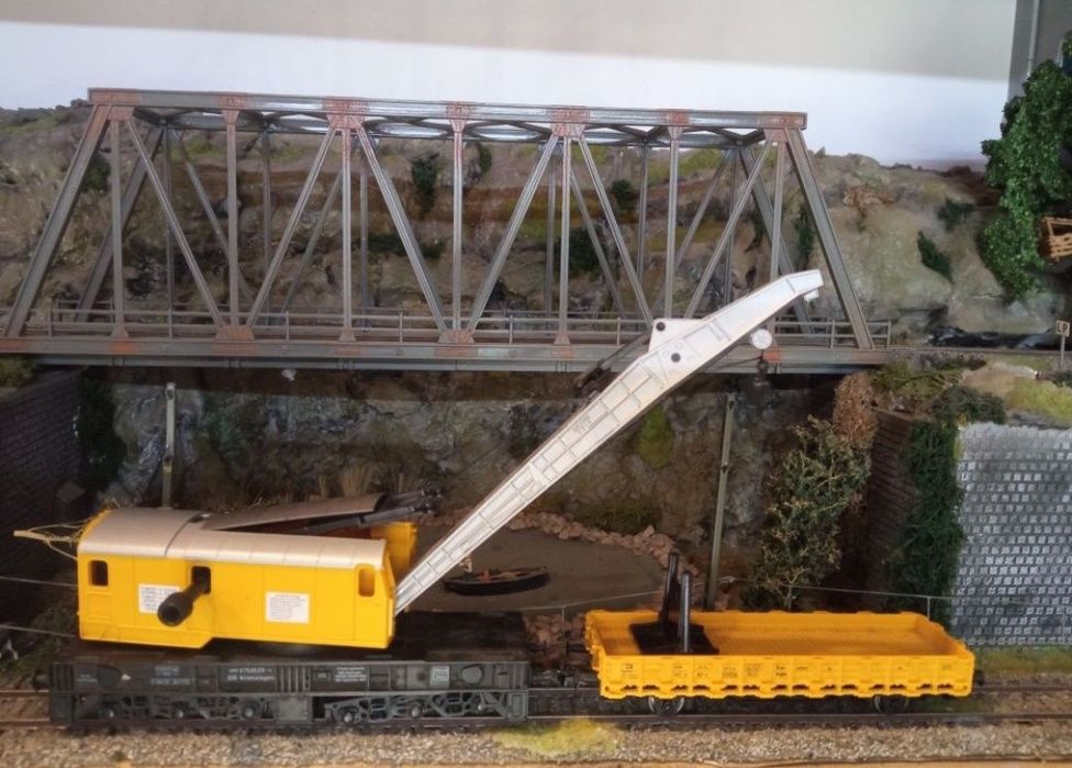 vagon platforma + macara Roco scara 1:87, H0
Roti metalice izolate 

v