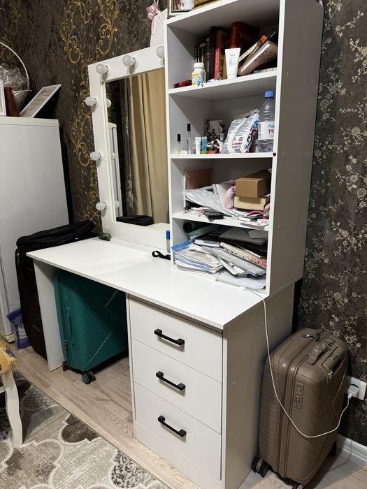 Косметический стол с зеркалом