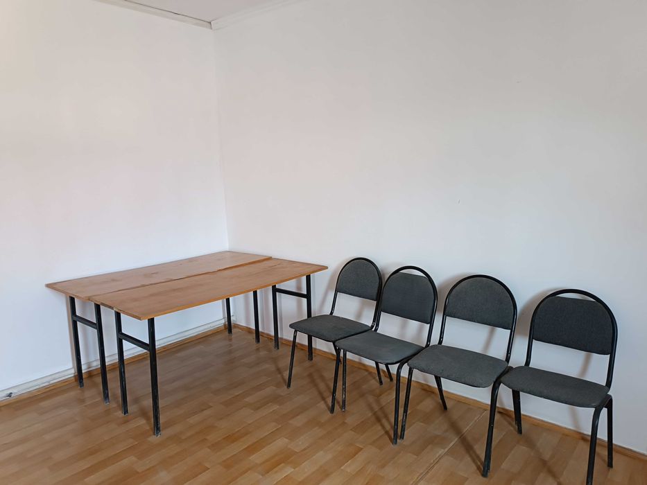 Офисные столы и стулья