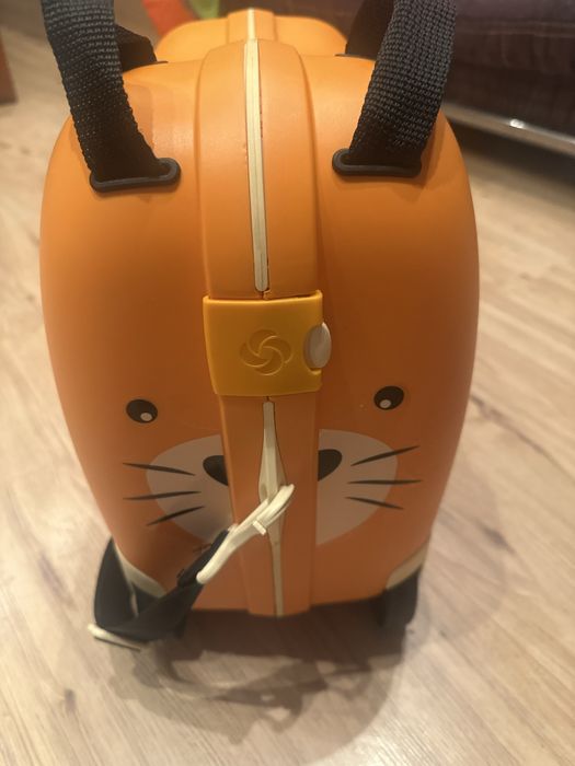 Детски куфар на марката Samsonite. Много леки и удобни за возене върху тях от децата.