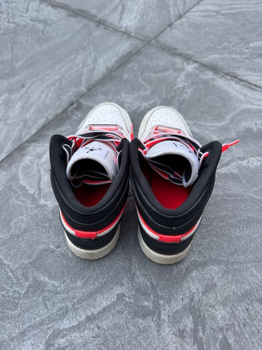 Air Jordan 1 Mid SE “White Infrared” sneakers