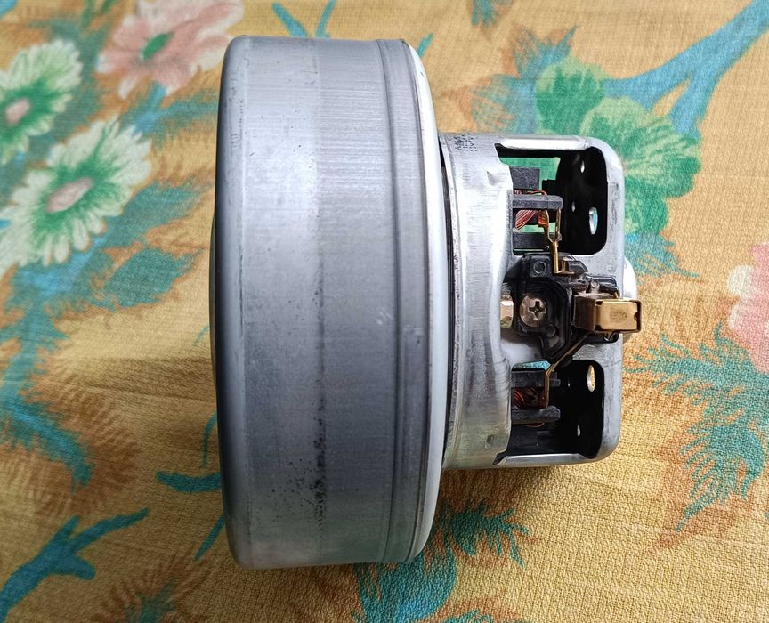 Електромотор за прахосмукачка PANASONIC 1200 W с 2 гумени уплътнения.