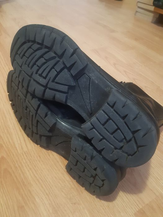 Bocanci bărbătești mărimea 44 .
