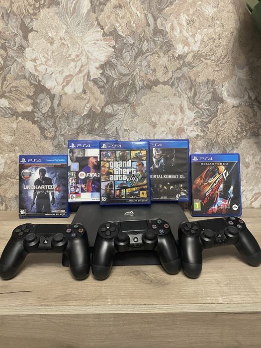 Приставка Playstation 4