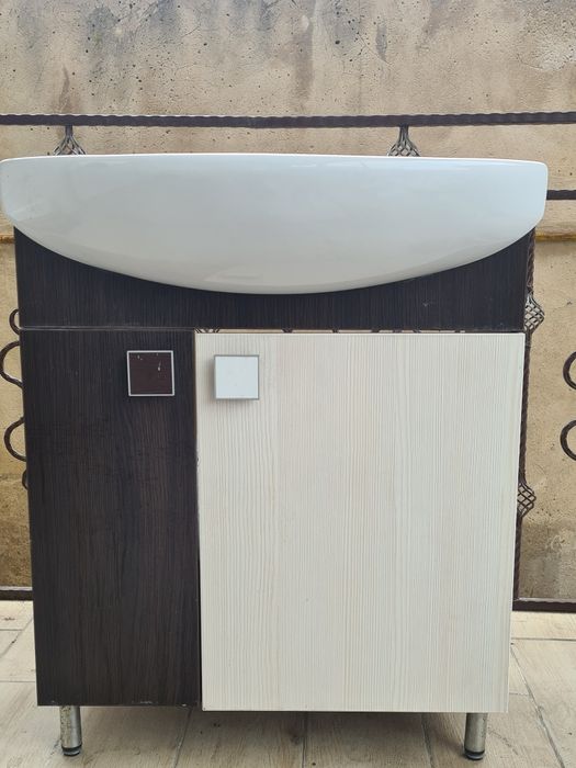 Раковина с зеркалом и тумбой