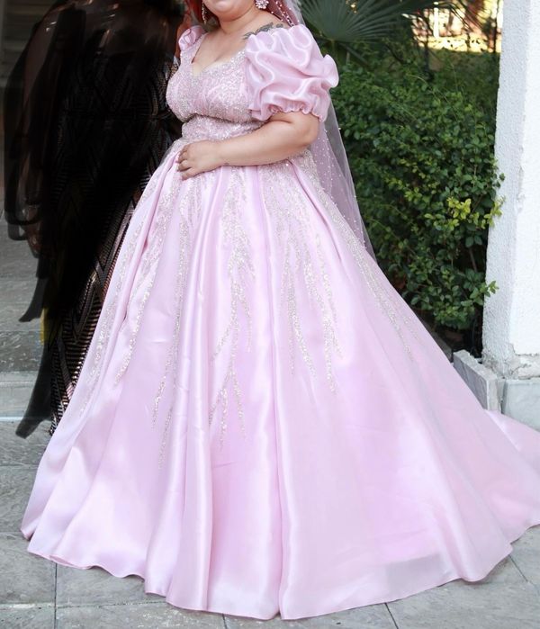 Розова булченска рокля ( подарък було и корона)