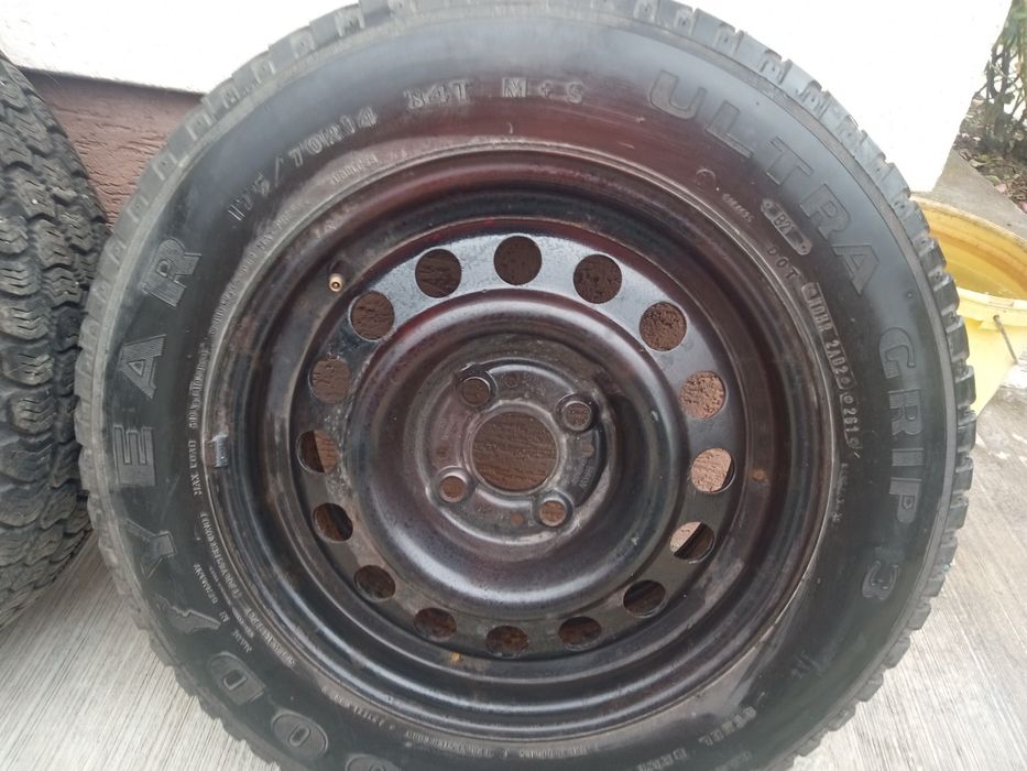 Două anvelope de iarnă cu tot cu jante
