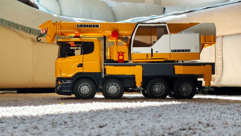Bruder камион Scania super 560R с кран Liebherr като нов