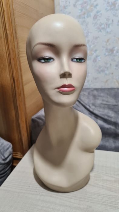 Манекен- бюст женский демонстрационный и спец. вешалка для шарфов