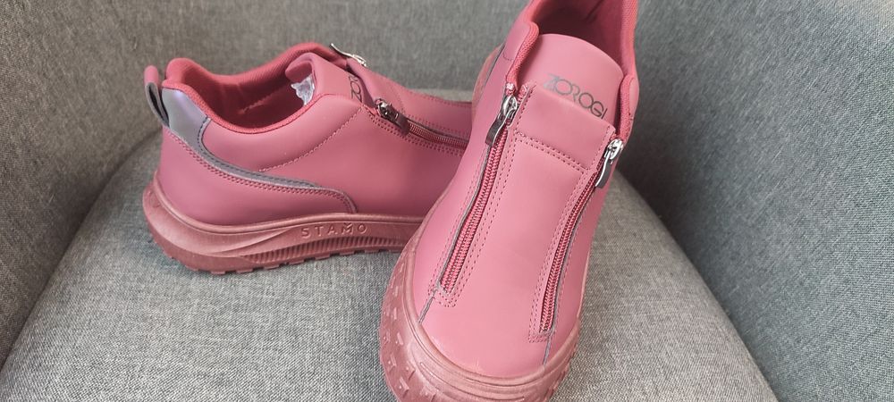 Червени обувки с цип