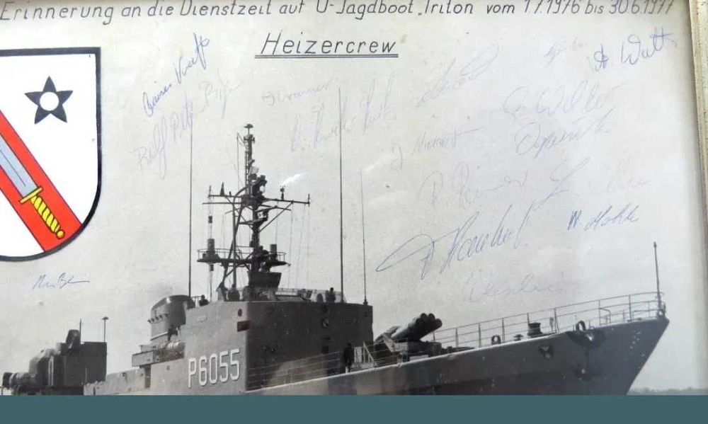 Tablou cu poza autentica a navei Triton, aurografe