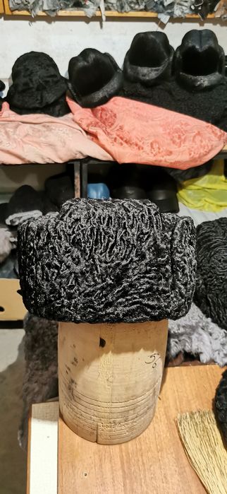 Caciuli rusesti din blana de miel