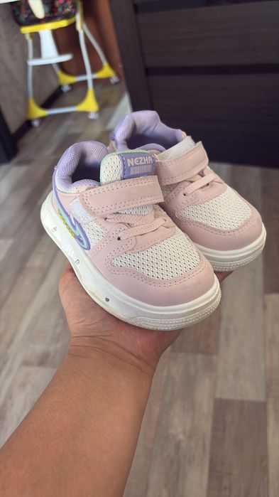 Продам детские кроссовки