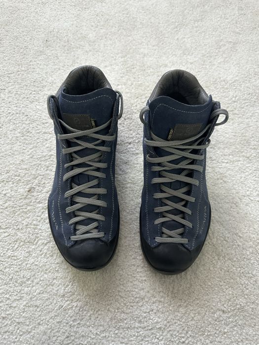 Aceasta este o pereche de pantofi Scarpa Mojito Mid GTX.