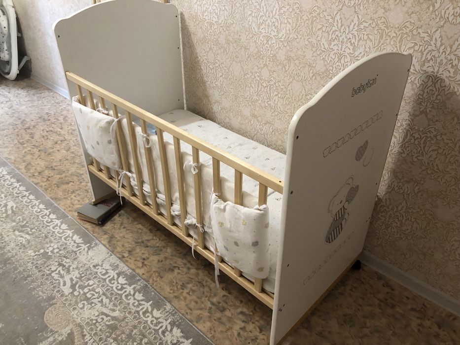 Продам манежку, детскую кровать