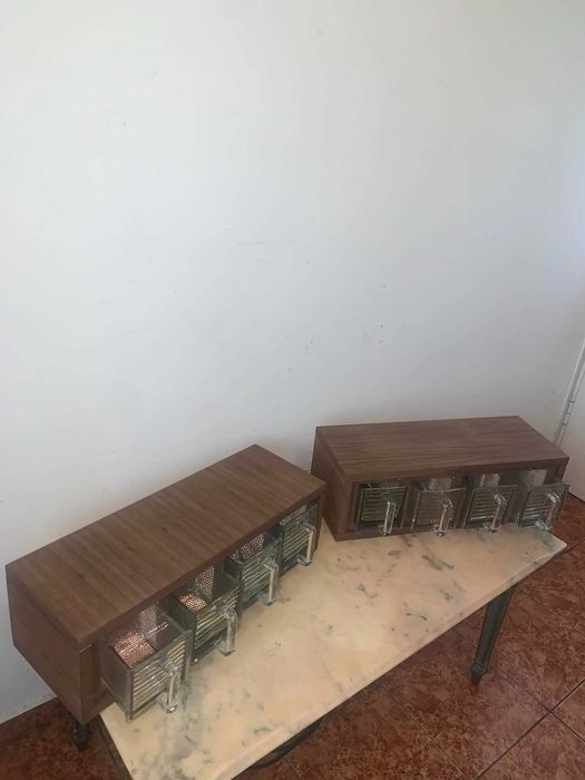 Raft de bucatarie cu pahare de sticla