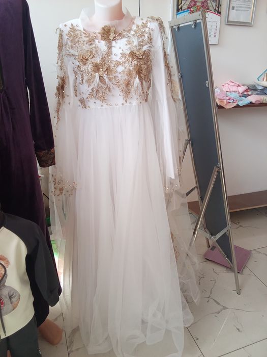 Toy koʻylak  sotiladi towli patlari bor