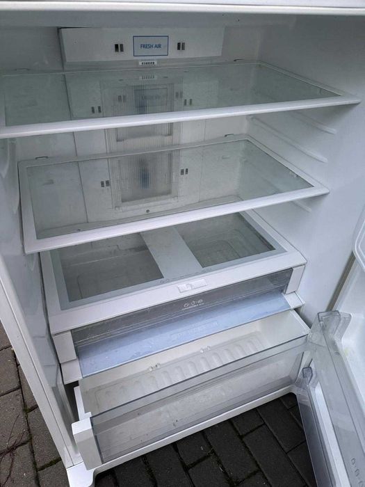 Vând combină frigorifică LG GR-B652YVSK – capacitate mare, cu dispozitiv gheață