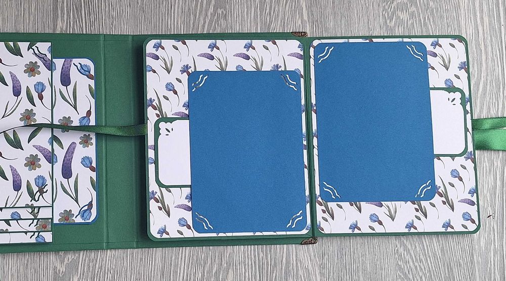 Мини албум "Нежни цветя" в зелено, ръчна изработка /11,1