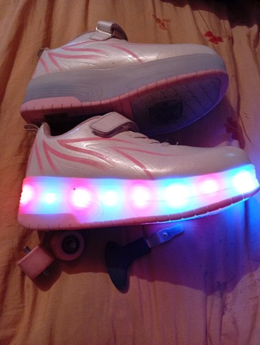 Vând încălțăminte cu roti, cu luminițe