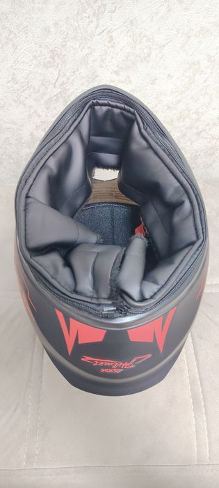 Yangi shlem sotiladi.