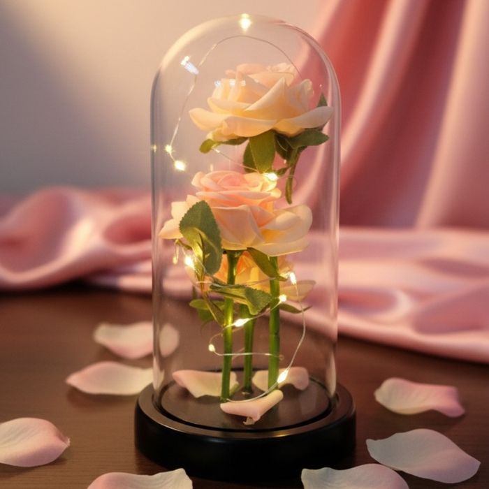 Рози в прозрачен купол светещи