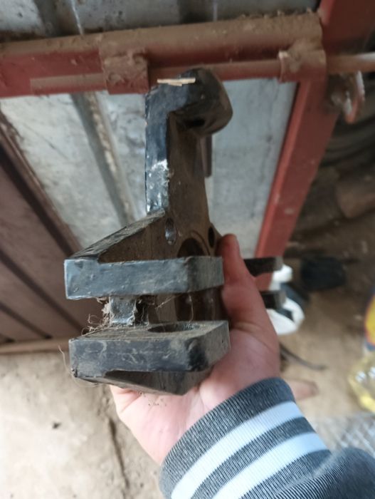 Piesa de prindere in trei pentru carpatina