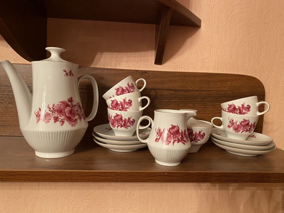 Продается сервиз из фарфора.