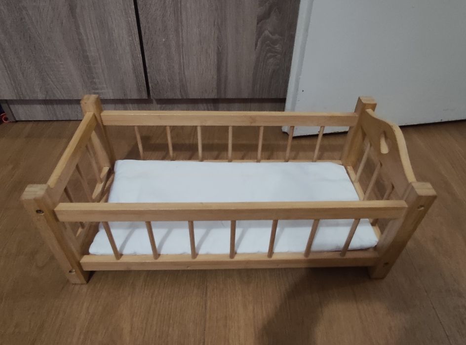 Дървено креватче за кукли