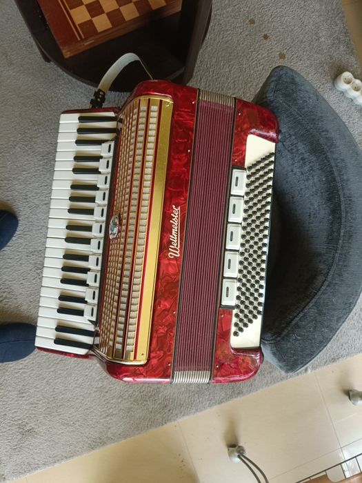 Акордеон Weltmeister, нов, 120 баса