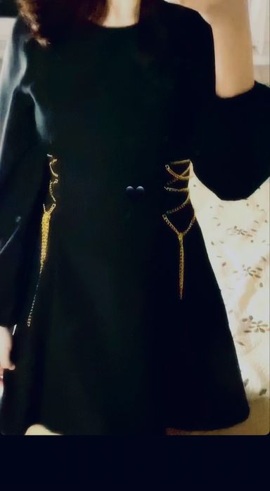 Платье короткое с цепями