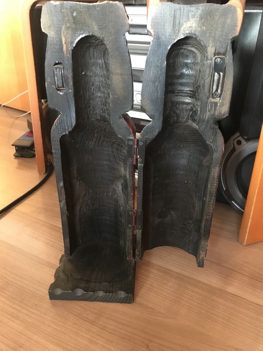Cutie veche sculptata pentru sticle de vin
