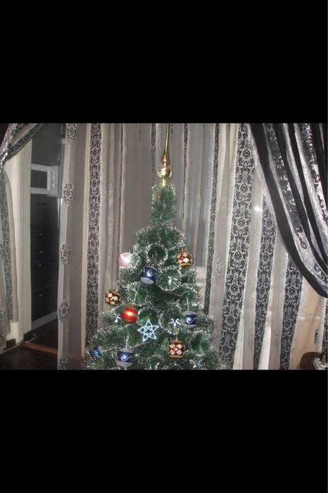 Елка с елочными игрушками