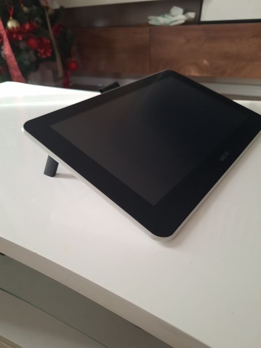 Продавам графичен таблет WACOM One Creative Pen 
Големина на ди