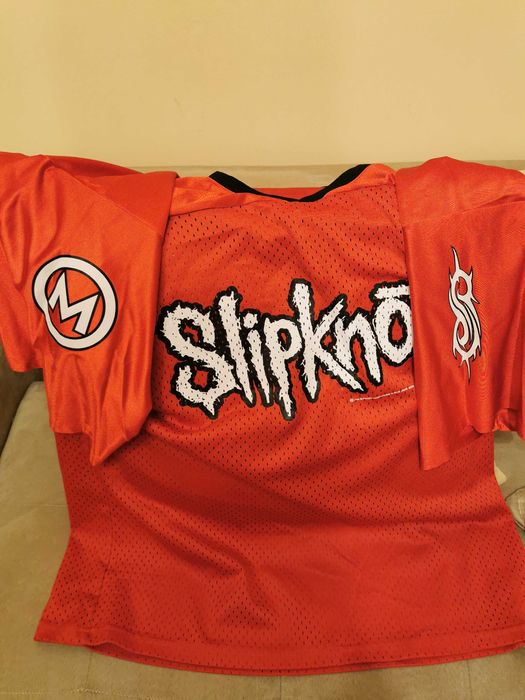 Продавам две тениски и зимна шапка на Slipknot