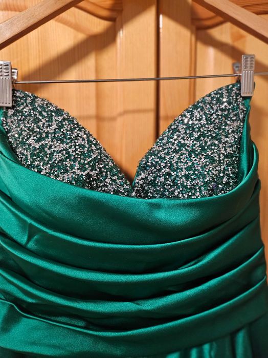 Продавам елегантна бална рокля