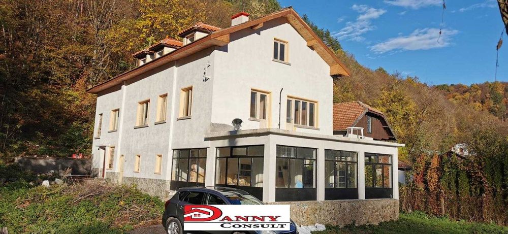 Триетажна монолитна сграда с двор в района на гр. Трявна