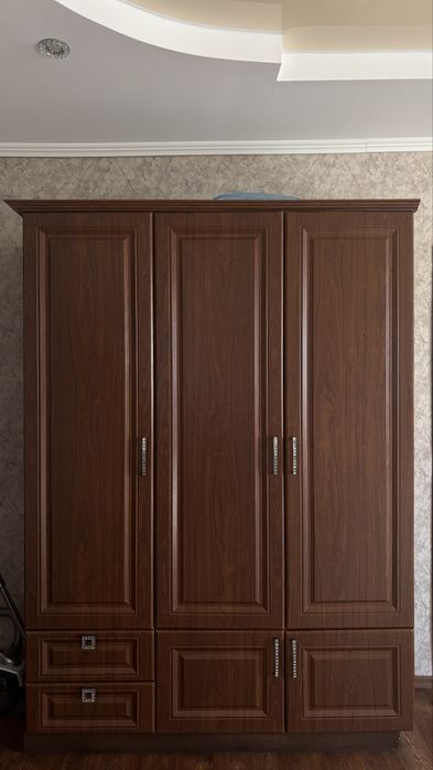 Продается стол,тумбочка,шифоньер,полочки для спальни