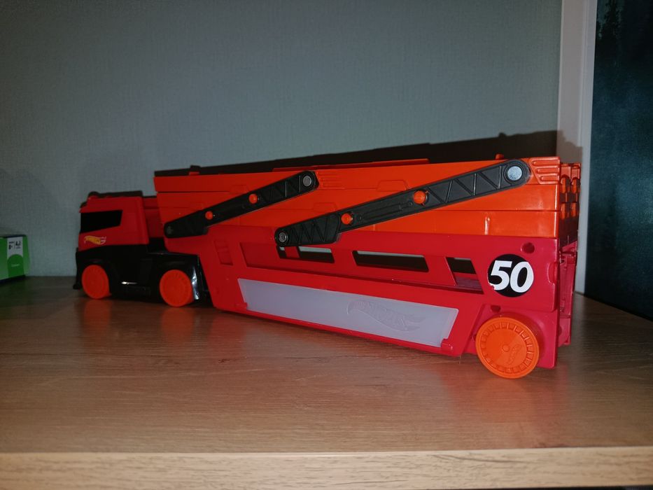 Продаю детскую игрушку , оригинал, Hot wheels.