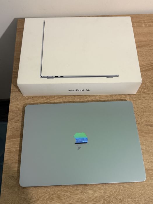 Vand macbook air 13 inch m4 16 gb ram 256gb  folosit 2 zile , garnatie