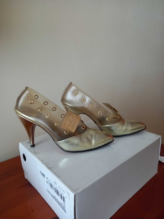 Продавам обувки и други