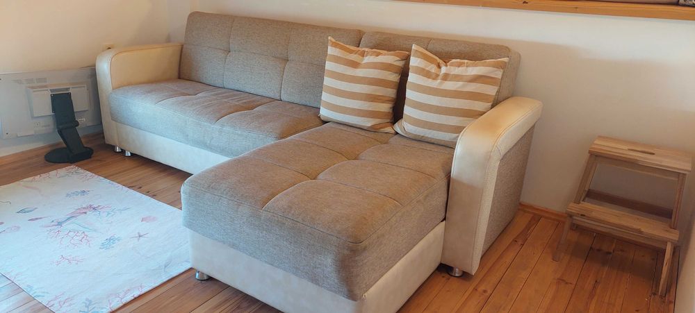 Ъглов, разтегателен диван с лежанка и място за съхранение - 150 евро!