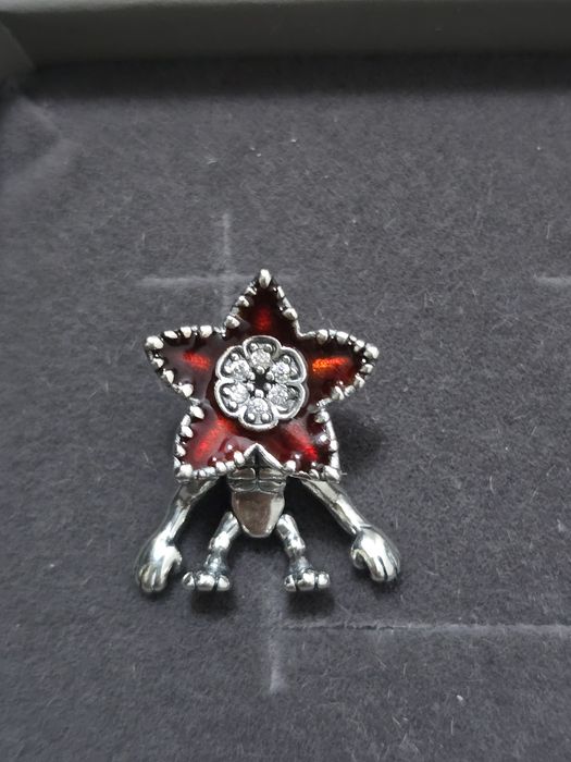 Charm Demogorgon argint - Stranger Things