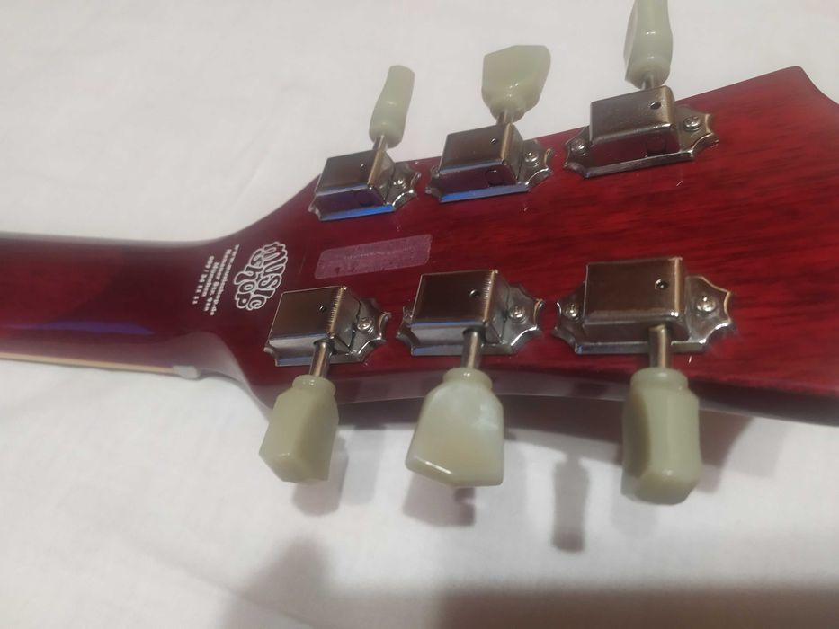 Продавам соло китара "SG Justin"