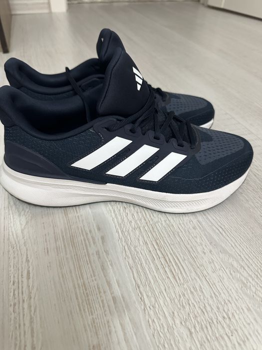 Продам новые кроссы Адидас оригинал.