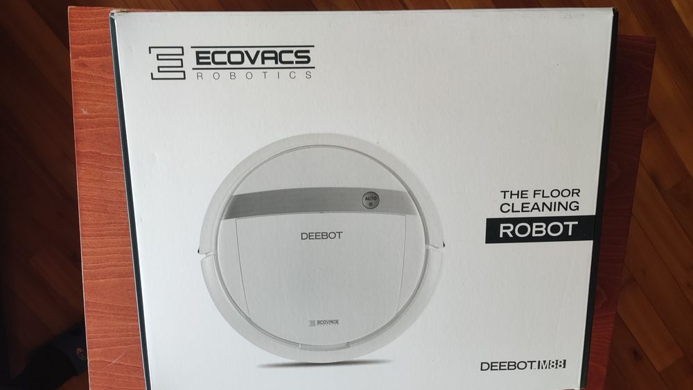 Прахосмукачка робот Deebot с  миене на пода.