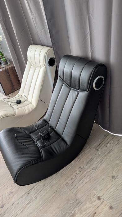 Vând 2 fotolii de gaming / vizionare film cu boxe si subwoofer integrat