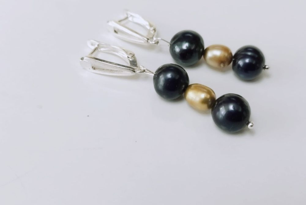 Cercei cu perle de culoare neagra si maro, copii
