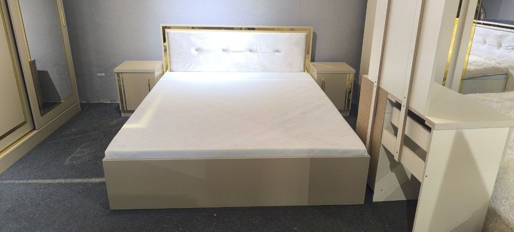 Спальные гарнитуры